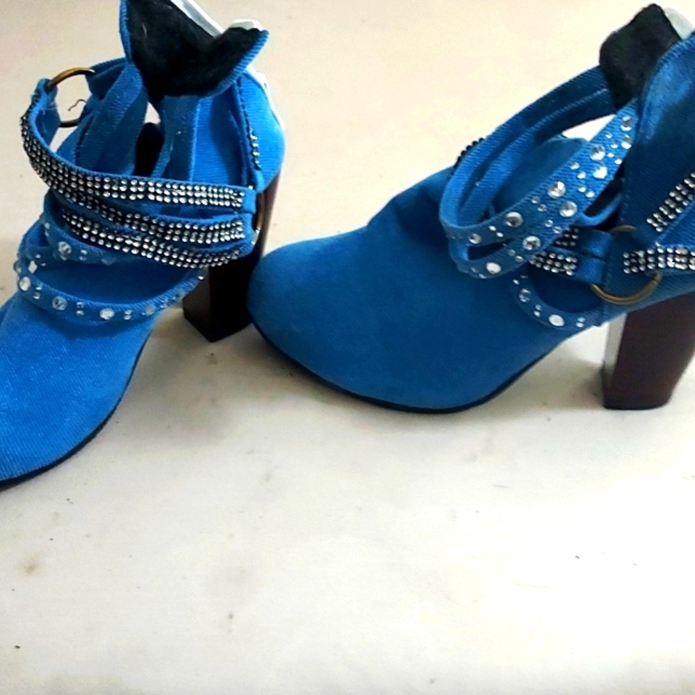Jean Ankel boots. Size 7's good quality no rips or tares zips up in the back.